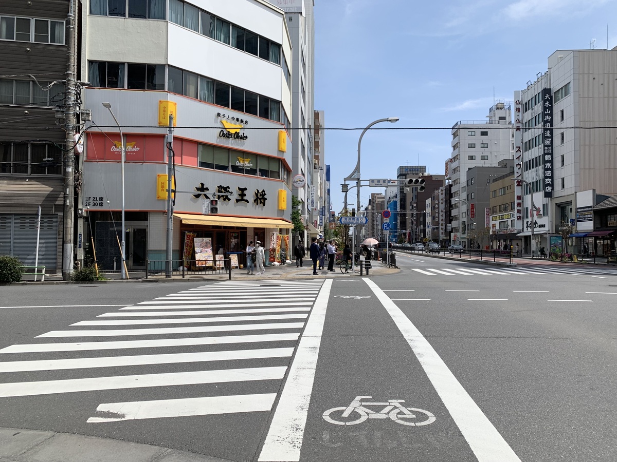 交差点の先に大阪大将が見えます